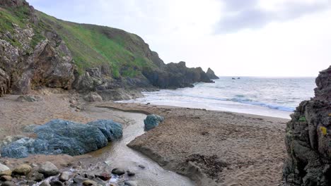 río que fluye a la playa de arena costa waterford irlanda en una brillante mañana de primavera