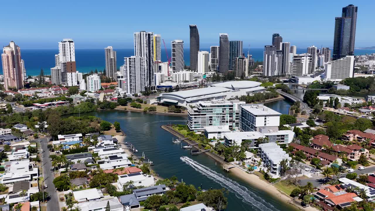 Drone che sorvola il fiume, le case residenziali e i grattacieli sotto la luce del giorno a Gold Coast