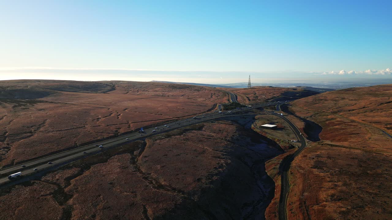 tarde fría y nítida vista aérea de los páramos de saddleworth moor, la autopista m62 y la carretera ripponden