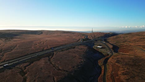 Tarde-Fría-Y-Nítida-Vista-Aérea-De-Los-Páramos-De-Saddleworth-Moor,-La-Autopista-M62-Y-La-Carretera-Ripponden