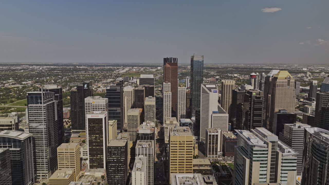calgary ab canada aerial v29 drone flyover centro del distrito comercial capturando el paisaje urbano y las vistas del paisaje de las alturas de la media luna a través del río bow - filmado con mavic 3 pro cine - julio 2023