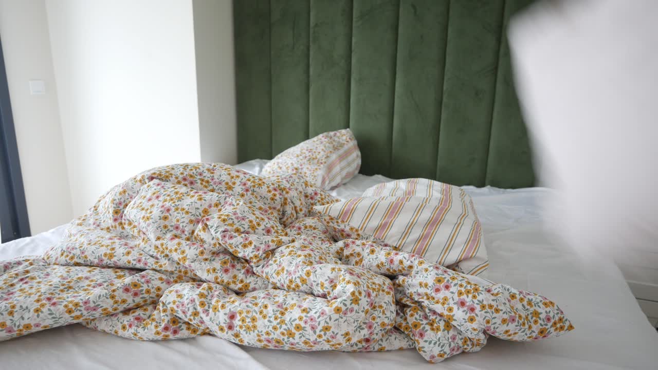 현대적 인 침실 에서 꾸미지 않은 침대