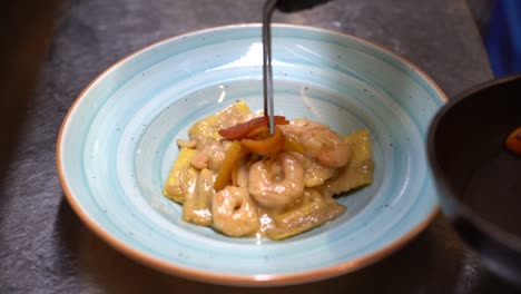 plato de ravioli con camarones en crema agria