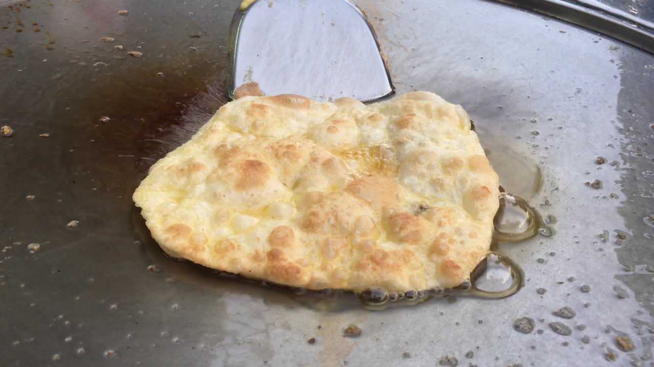 Cocinando exóticas tortitas tailandesas, roti malasio con diferentes rellenos en un mercado de Tailandia. Preparando rollos de roti de huevo en sartenes de metal calientes con aceite hirviendo. Comida callejera de Tailandia. Postre tailandés.
