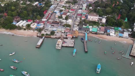 vista aérea de alto ángulo sobre el muelle de koh tao, tailandia