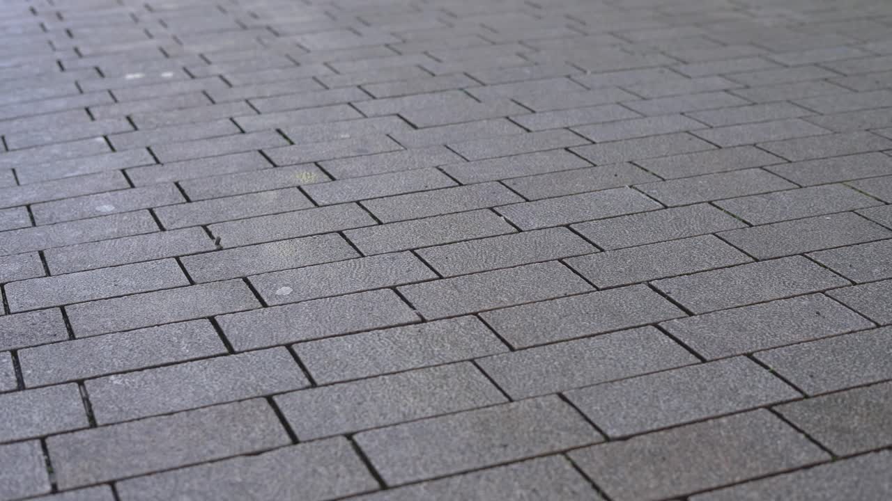 hombres jóvenes anónimos con zapatos de cuero saliendo de la toma