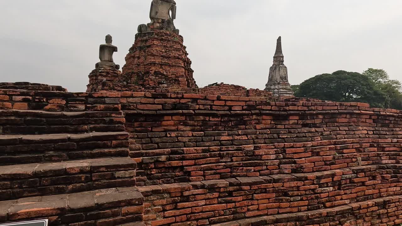 escalones de ladrillo que conducen a las antiguas estructuras de la pagoda