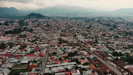 Cielo-Aéreo-Superior-Drone-Ver-San-Cristobal-De-Las-Casas-Pintoresco-Pueblo-Mágico-Chiapas