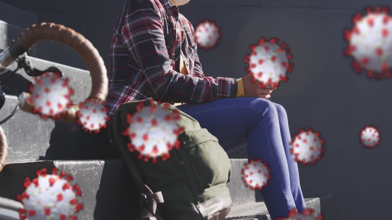 코로나19 세포가 스마트폰을 사용하여 마스크를 쓰고 있는 여성을 공격하고 있습니다.