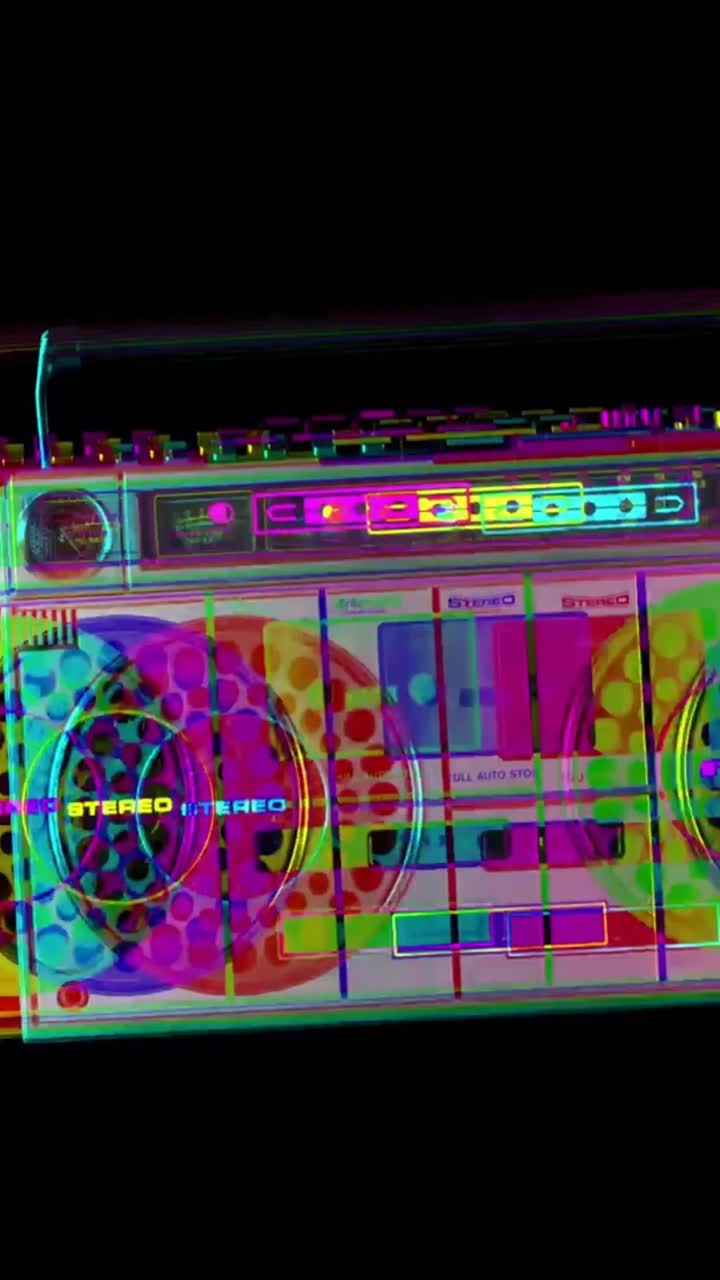 Boombox vintage con glitch e distorsione digitale colorata
