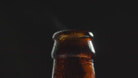 cierre de gotas de condensación en el cuello de la botella de cerveza fría o bebida gaseosa con vapor de agua después de la apertura 1