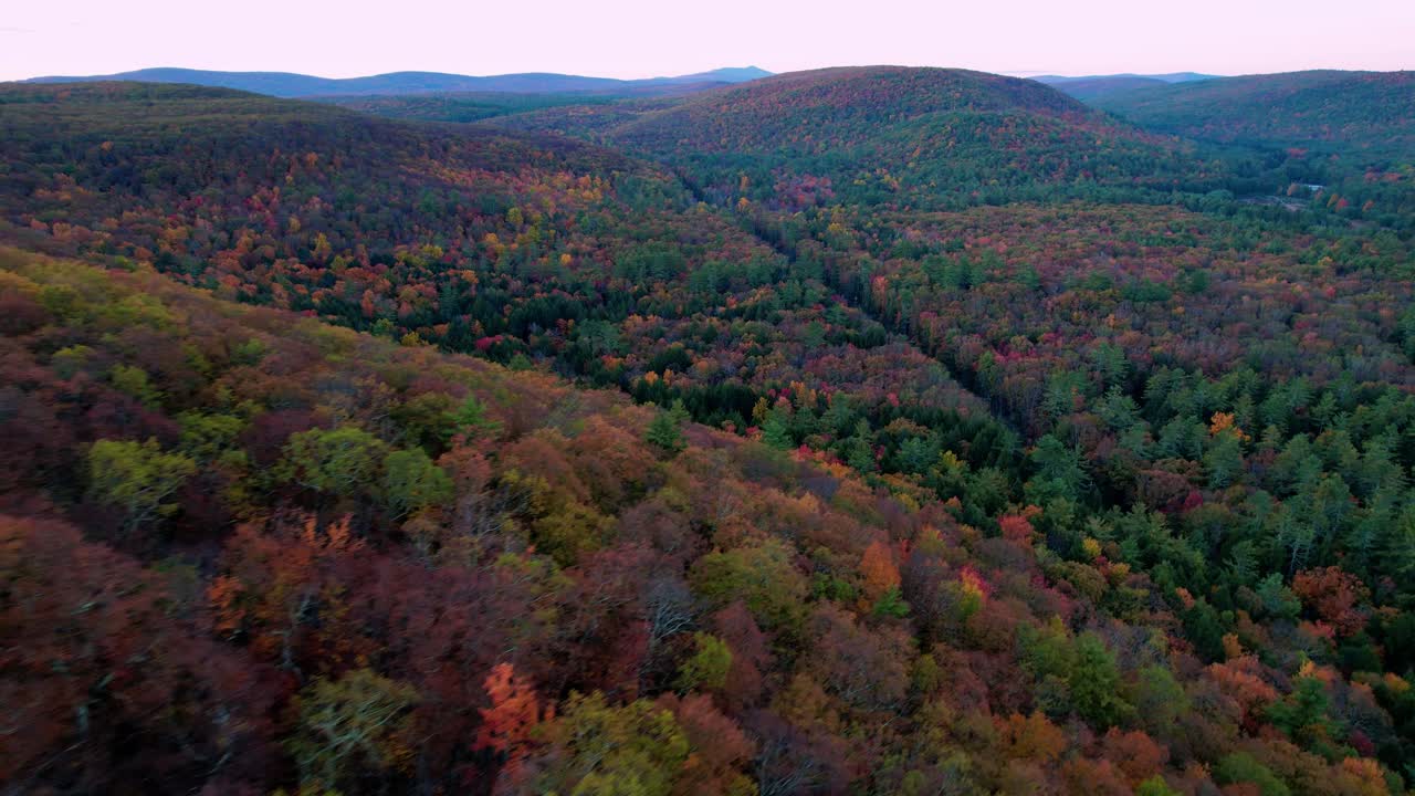 hermosas imágenes de video de drones aéreos de las montañas apalaches en los estados unidos durante el otoño