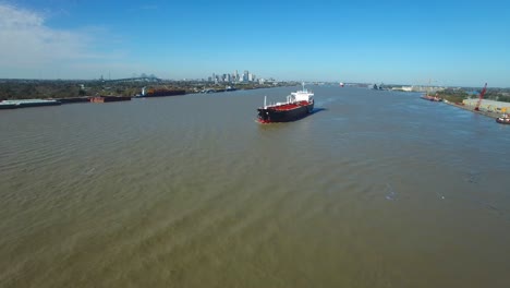 Extraordinaria-Toma-Aérea-Sobre-Un-Enorme-Buque-Cisterna-Que-Viajaba-Por-El-Río-Mississippi-En-Las-Afueras-De-Nueva-Orleans,-Louisiana