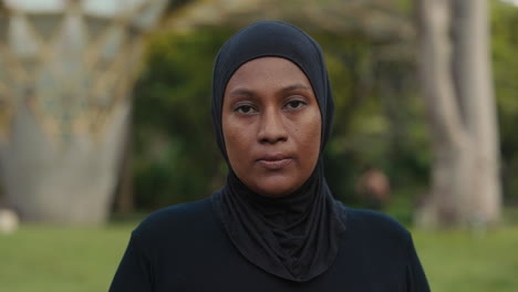retrato de una mujer con hijab