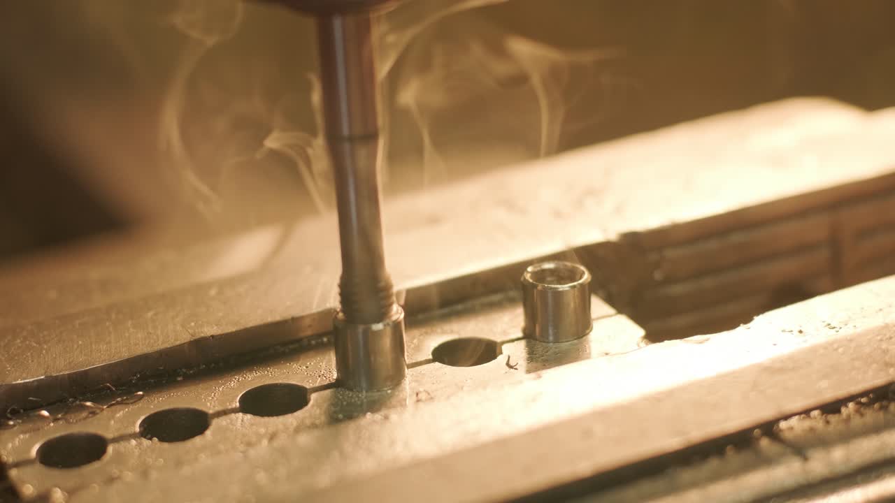 буровая машина с свердлом для выбивания.