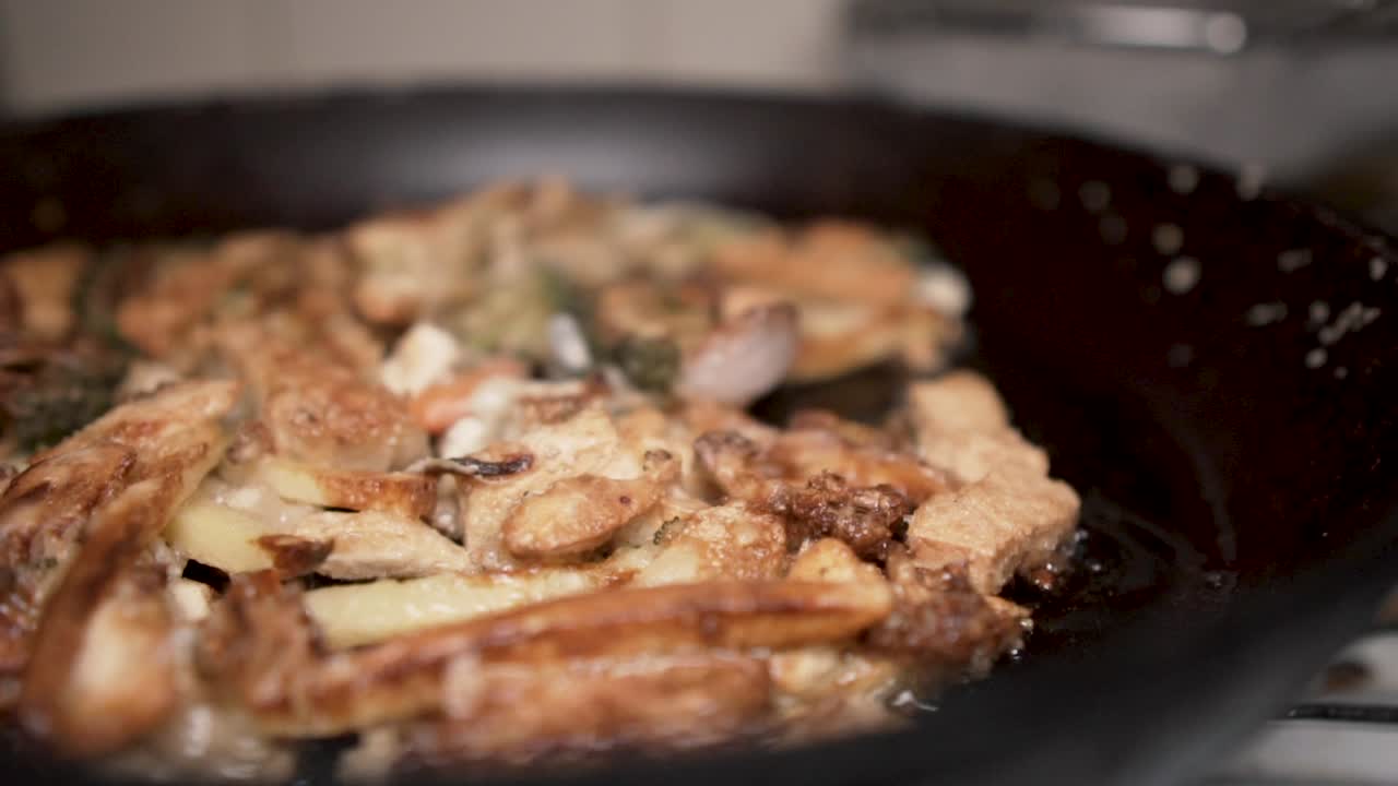 Misto vegano croccante fritto che cuoce in una padella calda al rallentatore - Tofu e Tempeh