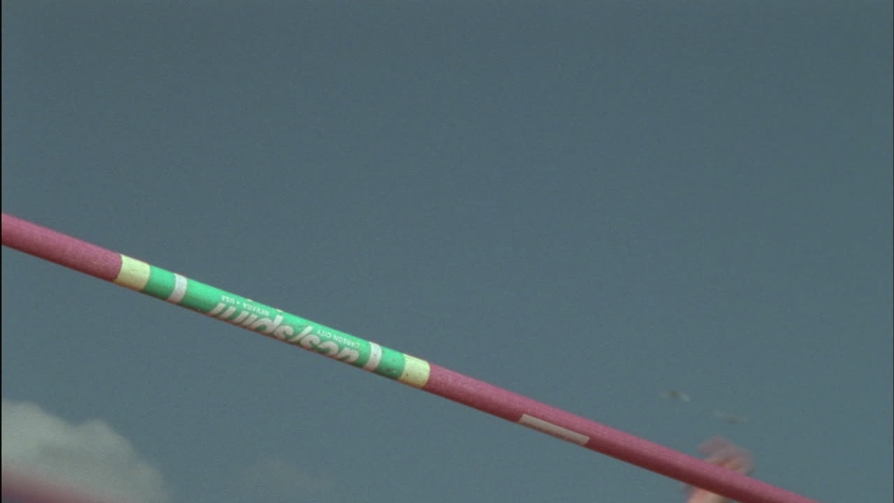 женщина-спортсменка выполняет прыжок в высоту