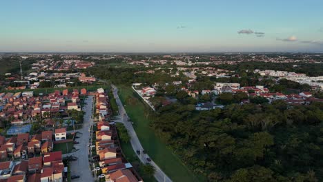 armonía en verde: vista aérea de las casas de campo