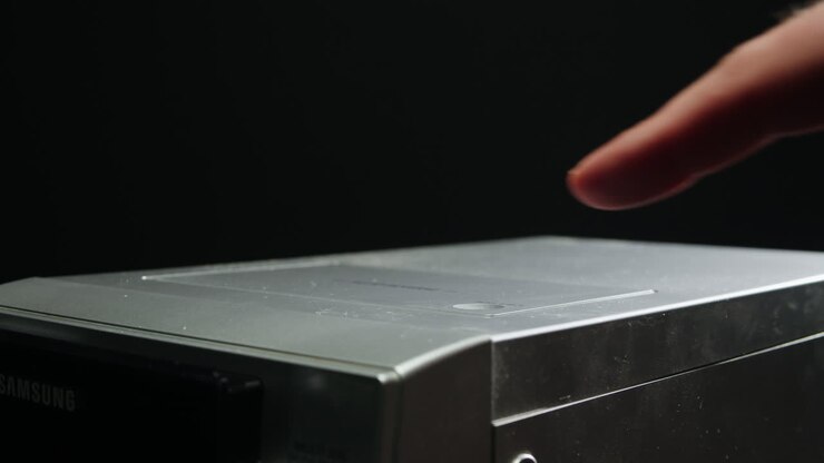 Lettore di cassette. Primo piano di una cassetta audio vintage che gira in un registratore. Cassetta magnetica retrò che riproduce musica. Messa a fuoco selettiva, profondità di campo ridotta.