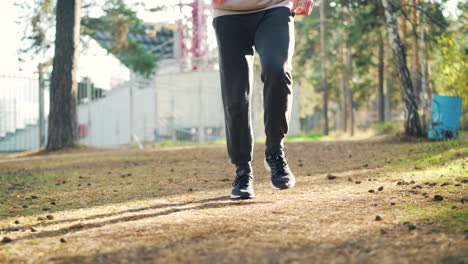 hombre corriendo en el parque