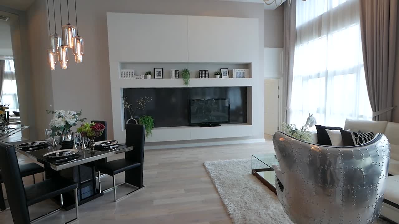 Arredamento lussuoso open space con soffitto a doppia altezza