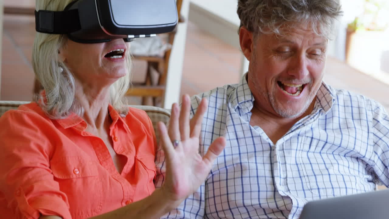 Icona blu con donna anziana che indossa visore VR