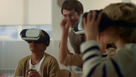 Students-in-vr-glasses-playing-games.Tteacher-teaching-children-to-use-gadgets