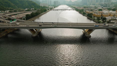 香港一座宽<unk>的水道桥上, 一辆汽车在高速公路上行驶.