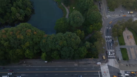 Luftaufnahme-über-Der-West-59th-Street-Und-Dem-Central-Park-Im-Sonnigen-New-York