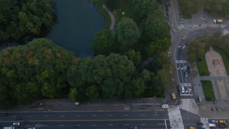 Toma-Aérea-Inclinada-Sobre-La-Calle-59-Oeste-Y-El-Parque-Central-De-La-Soleada-Nueva-York