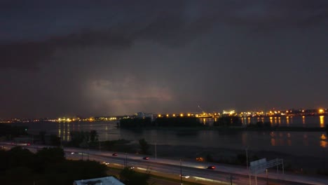 Paisaje-Urbano-De-Amplio-Horizonte-Ante-La-Vista-De-Una-Tormenta-Que-Se-Acerca-En-Montreal,-Canadá