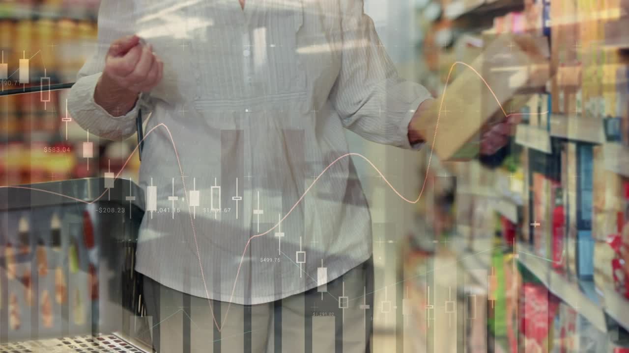 Animation der Datenverarbeitung über einer älteren kaukasischen Frau mit Einkaufskorb im Geschäft.