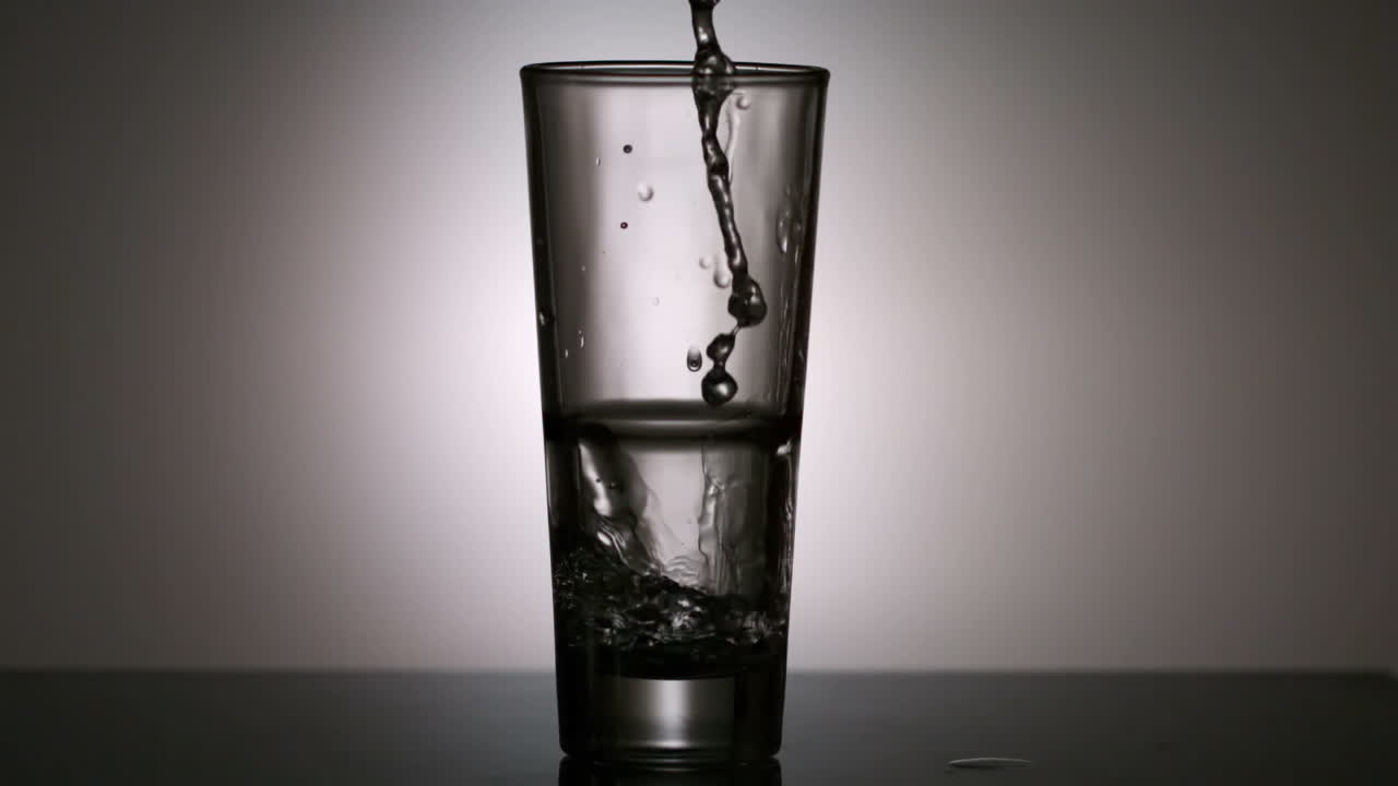 Acqua che versa in un bicchiere