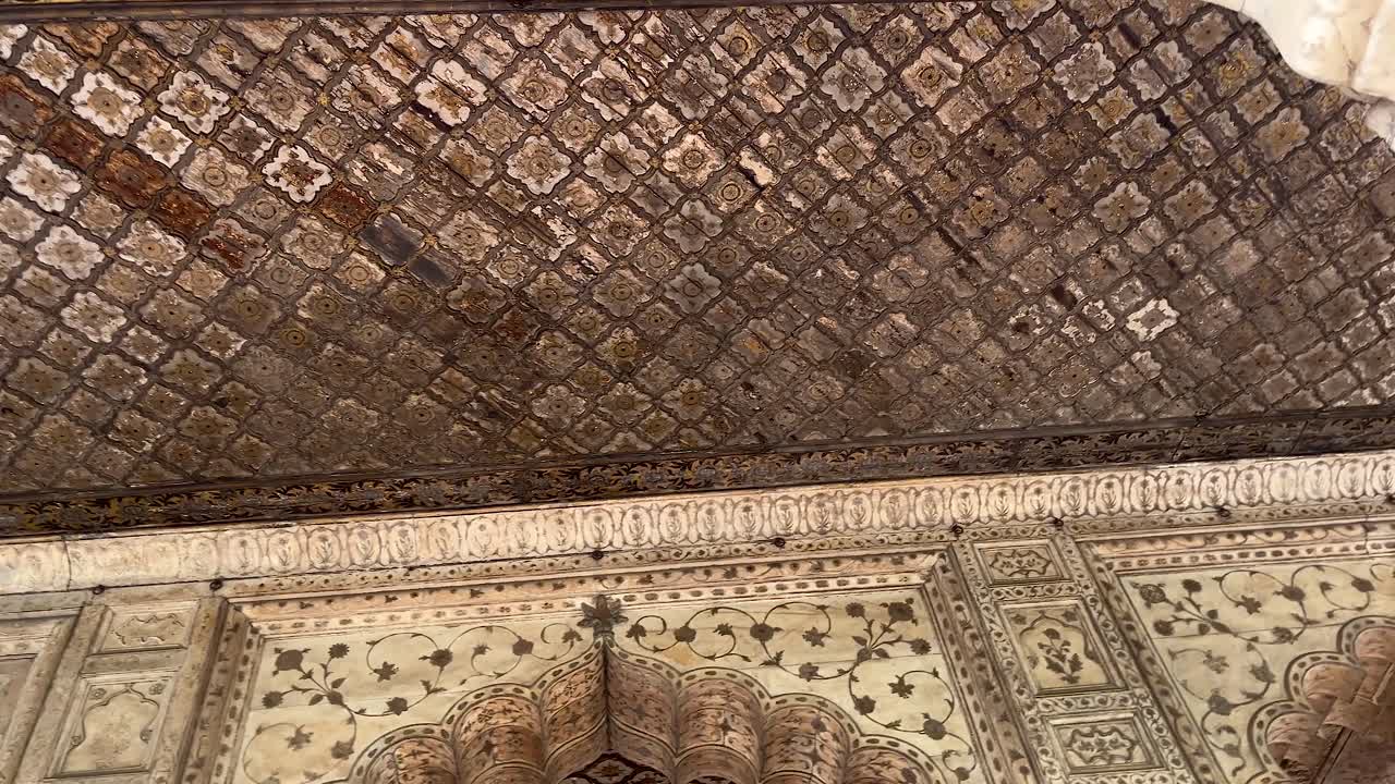 The various palaces inside the Red Fort and their craftsmanship