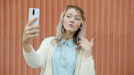una mujer tomando una selfie.