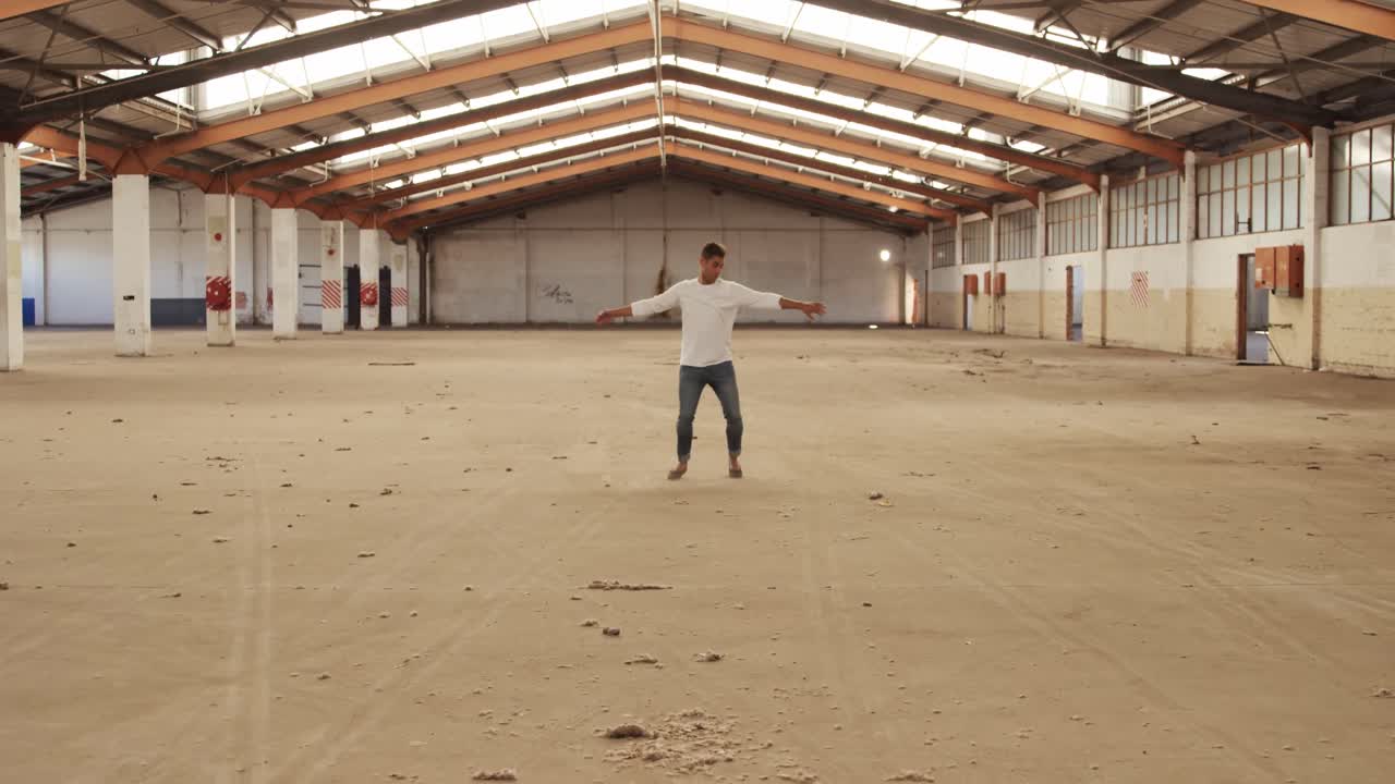 Mannlig danser i et tomt varehus