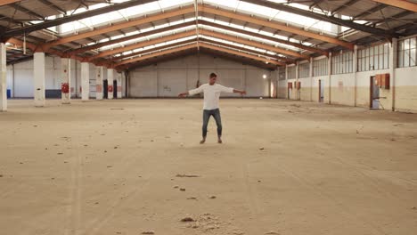 bailarín en un almacén vacío