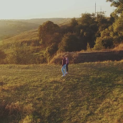 una pareja disfrutando de un paseo por el césped