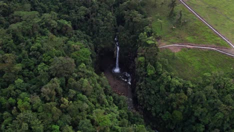 Waterfall-in-the-mountains-of-Sarchi-in-Costa-Rica