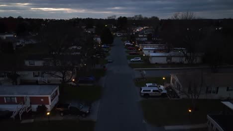 parque de remolques para casas móviles por la noche