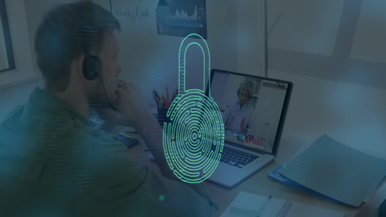 animación de huella digital biométrica sobre un hombre caucásico usando auriculares de teléfono y computadora portátil