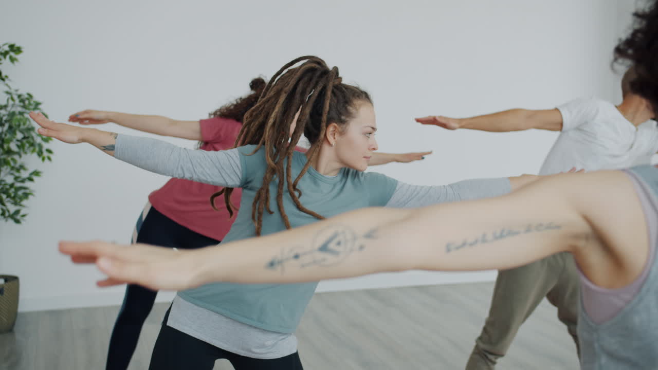 clase de yoga en curso