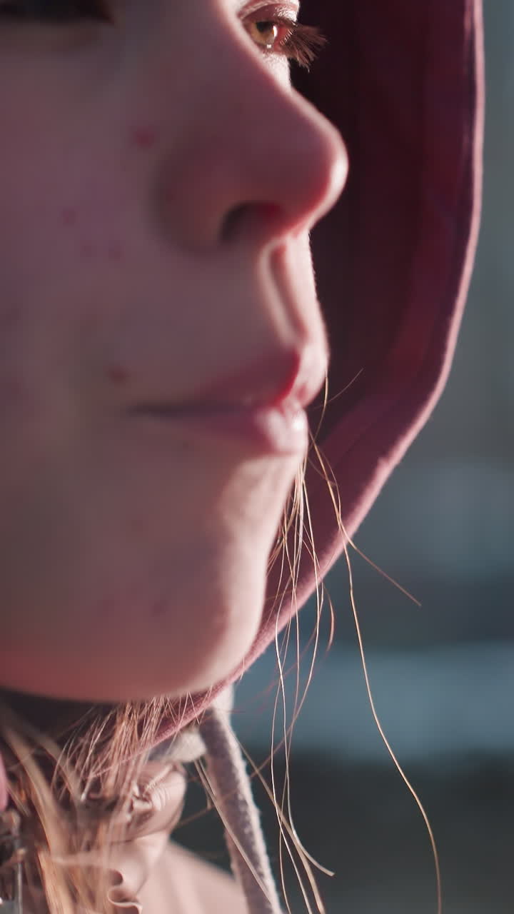 primer plano de una mujer comiendo maíz con vapor caliente que se levanta de él, mostrando calor y textura fresca, momento de comida en el parque de invierno al aire libre, envoltura de plástico en maíz