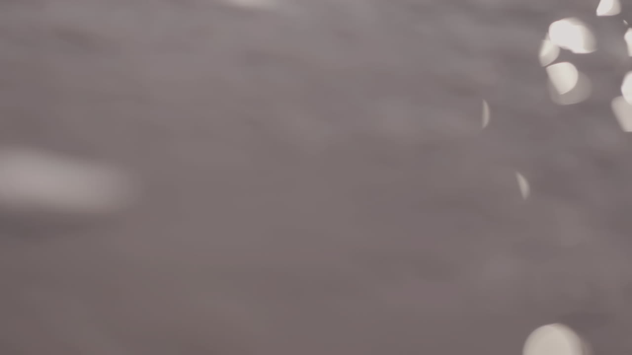 olas del mar corriendo en la playa durante la puesta de sol