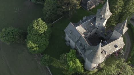 el castillo de puy-de-val, en españa, en la ciudad de corrèze, en francia.