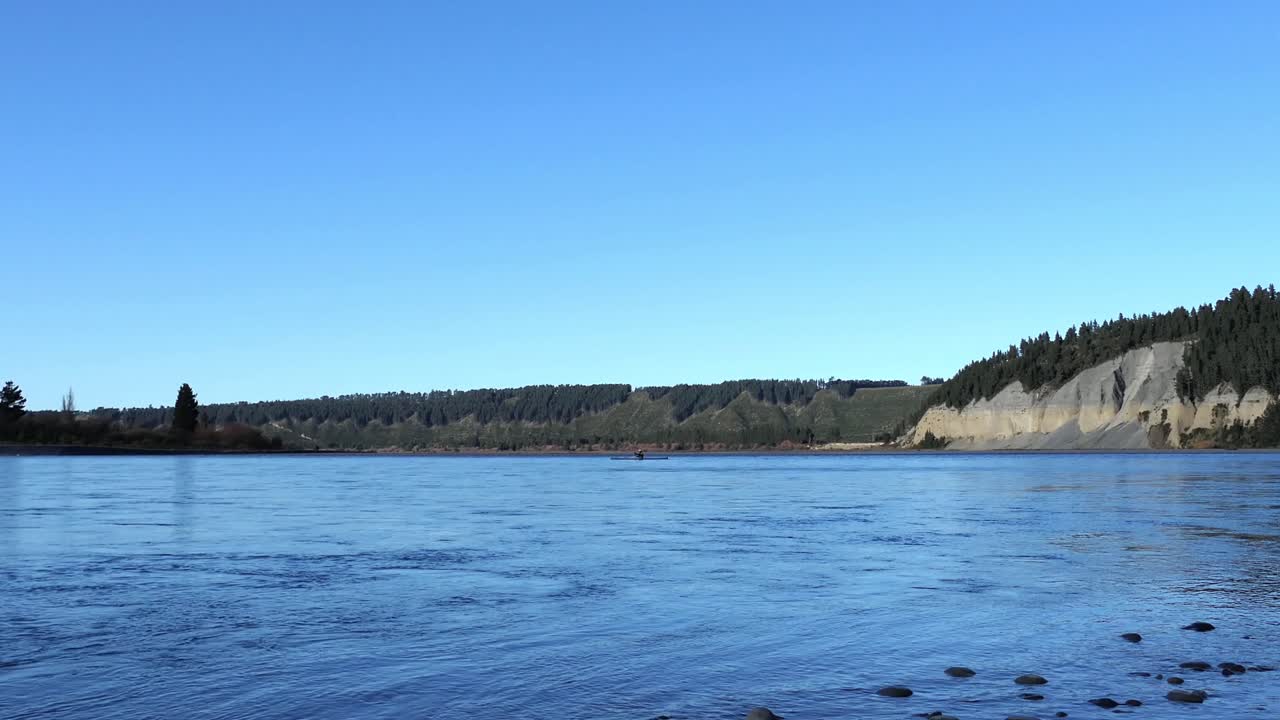 아름다운 한겨울날 이른 아침 카약을 타고 상류로 노를 젓는 라카이아 강 협곡