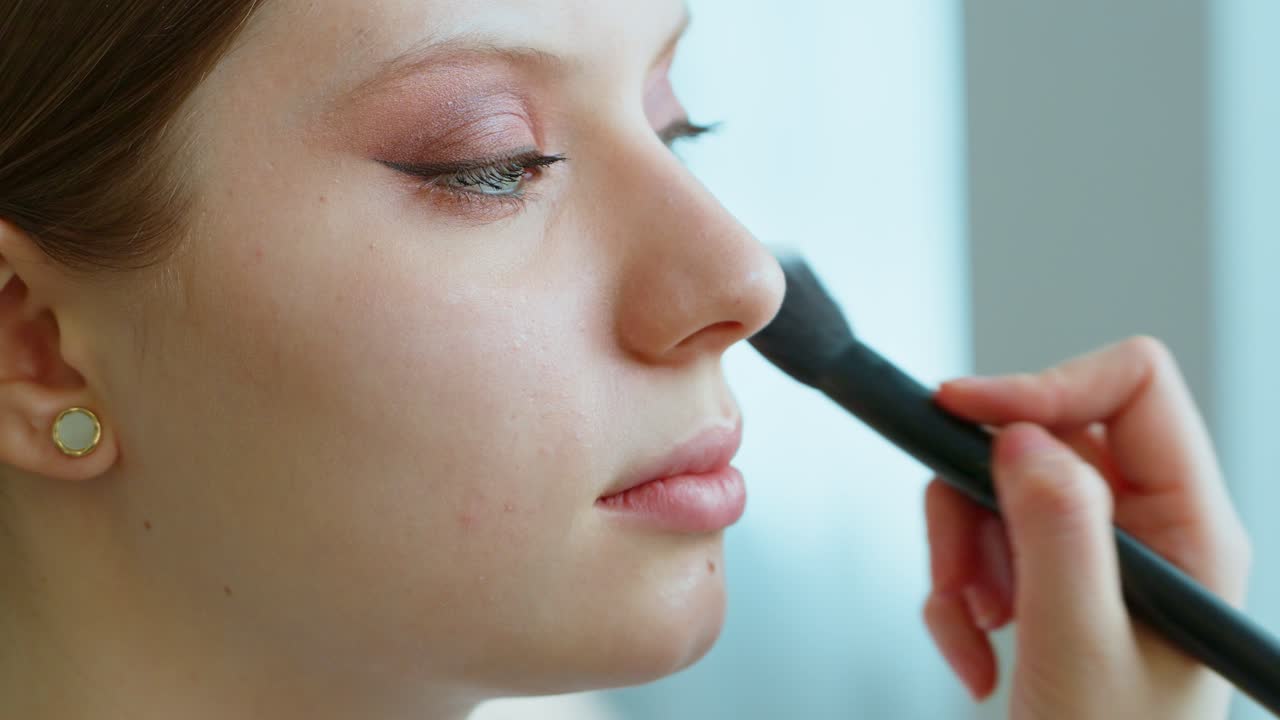 artista de maquillaje aplicando maquillaje