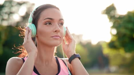 vrouw met koptelefoon voor het joggen, katowice, polen