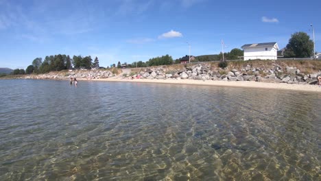 Una-Playa-De-Arena-Tranquila,-Pacífica-Y-Casi-Vacía-En-El-Círculo-Polar-ártico,-Al-Norte-De-Noruega.