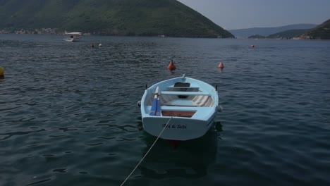 Ein-Blaues-Boot-Auf-Einem-Blauen-Meer